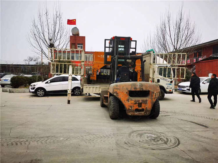 菜葉發酵全液壓履帶翻堆機發貨現場