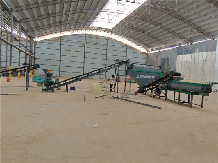 發酵設備生產線羊糞履帶翻拋機客戶安裝現場