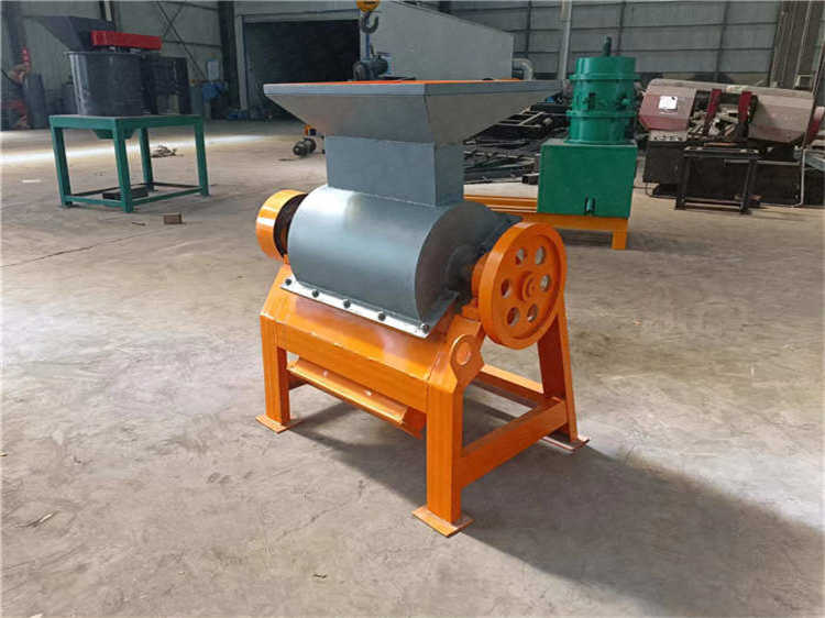 臥式尿素粉碎機結構簡單,粉碎效率高