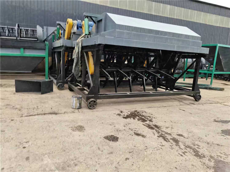 甘蔗渣畜禽糞便處理有機(jī)肥使用設(shè)備,液壓槽式翻拋機(jī)