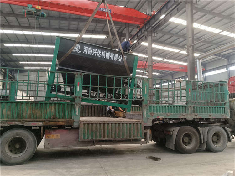 定量稱重自動包裝機(jī),有機(jī)肥顆粒生產(chǎn)線設(shè)備發(fā)貨