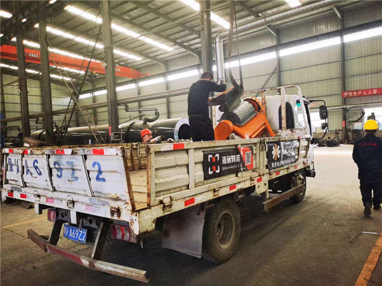 80尿素粉碎機,客戶處理碳銨肥料加工設備發貨