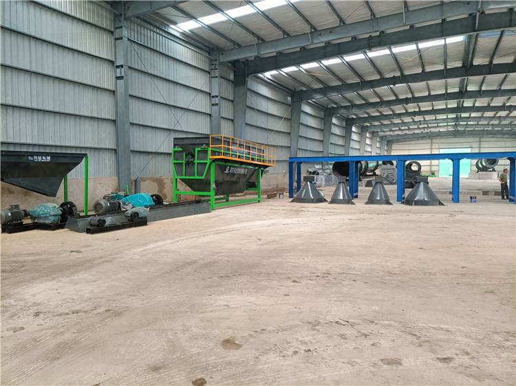 粉狀有機(jī)肥生產(chǎn)線設(shè)備現(xiàn)場(chǎng)