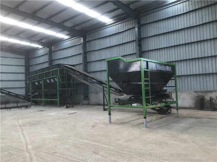 鏟車喂料設備 有機肥生產給料倉 加工雞糞肥料客戶鏟車料倉使用現場