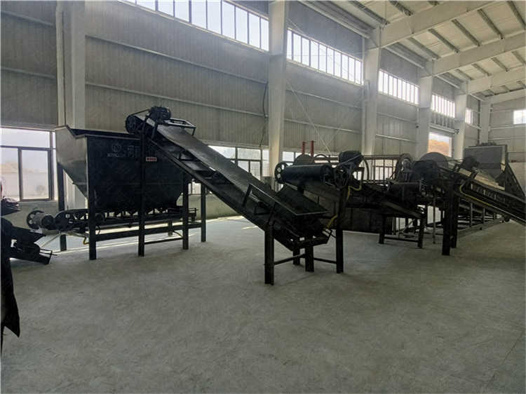 鏟車喂料設備 有機肥生產給料倉 加工雞糞肥料客戶鏟車料倉使用現場